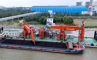 國內(nèi)首臺套！華新機電天新研究院自研卸煤浮式螺旋卸船機在國能池州投運